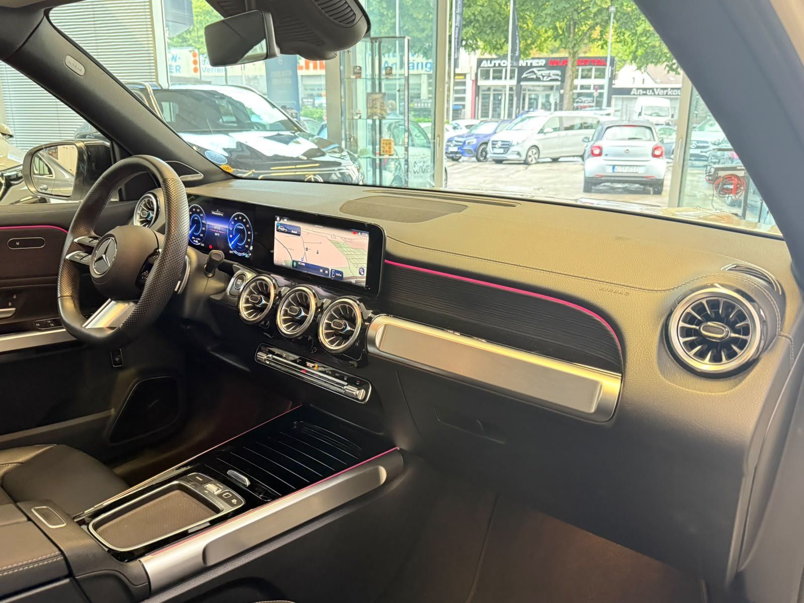 Fahrzeugabbildung Mercedes-Benz EQB 300 4M AMG+PANO+BURM+DISTR+NIGHT+KEYLESS+LED