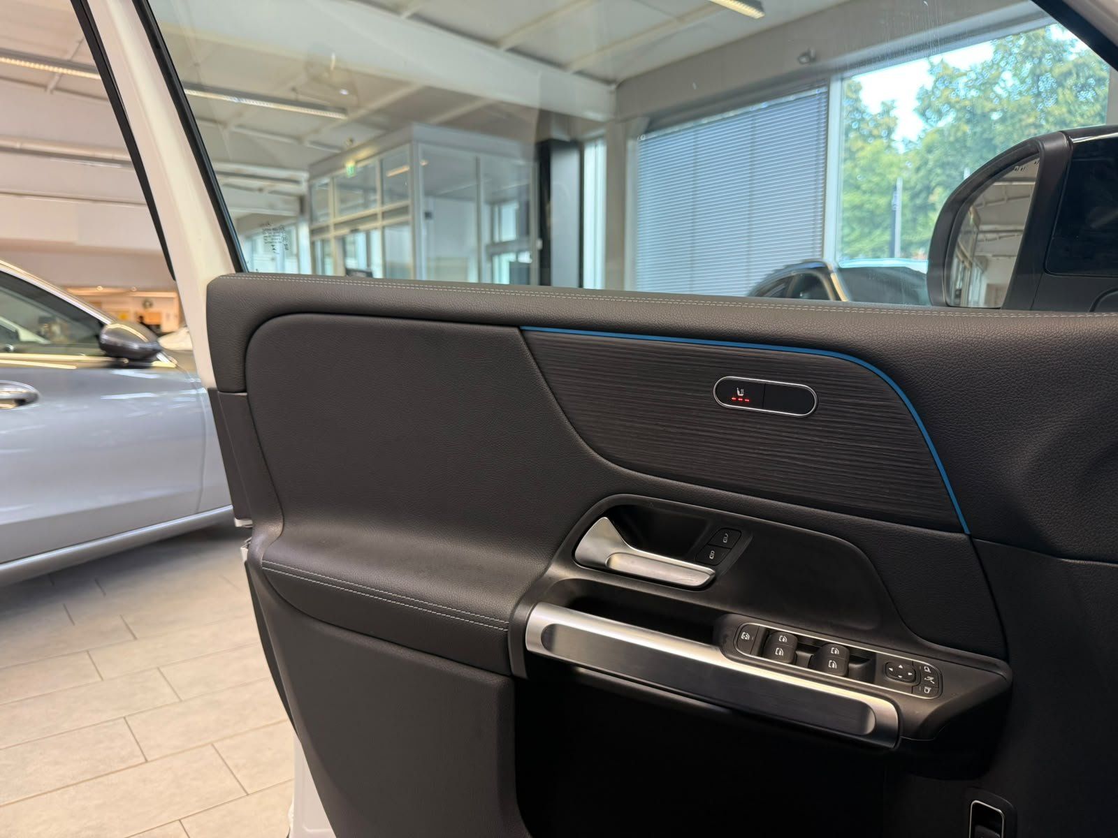 Fahrzeugabbildung Mercedes-Benz EQB 300 4M AMG+PANO+BURM+DISTR+NIGHT+KEYLESS+LED
