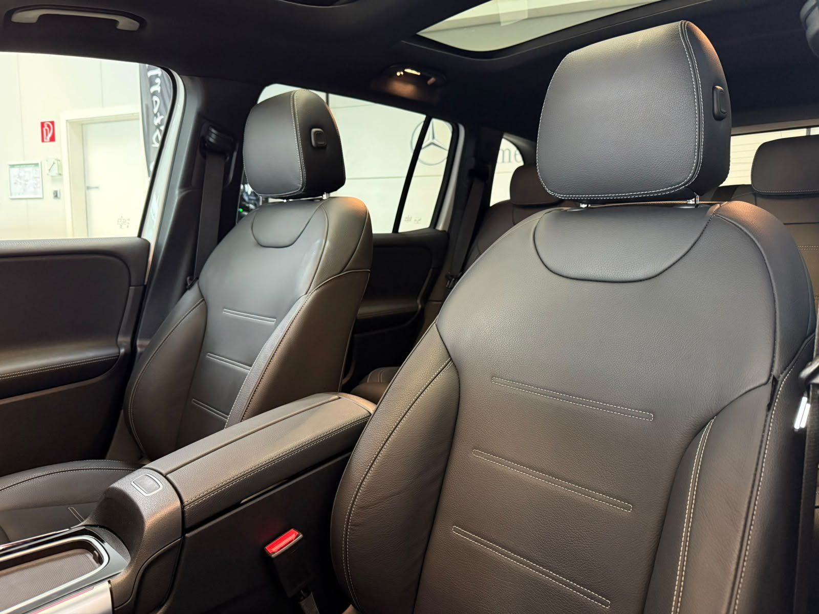 Fahrzeugabbildung Mercedes-Benz EQB 300 4M AMG+PANO+BURM+DISTR+NIGHT+KEYLESS+LED
