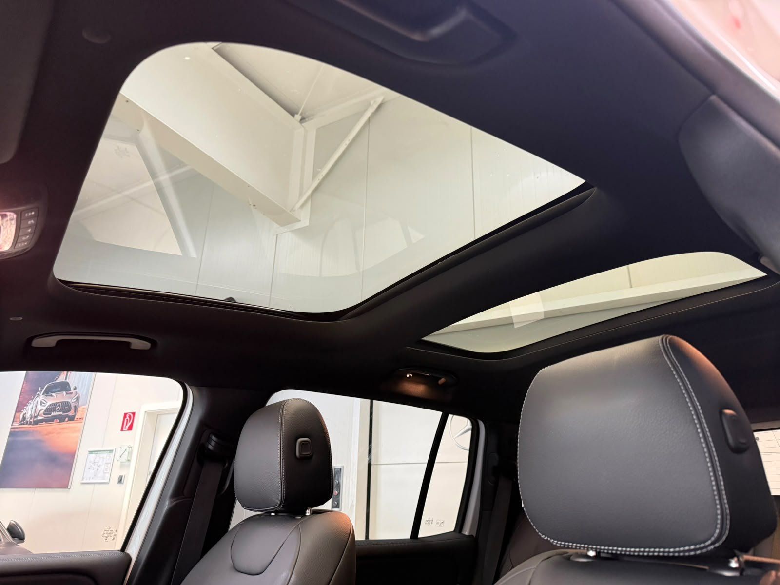 Fahrzeugabbildung Mercedes-Benz EQB 300 4M AMG+PANO+BURM+DISTR+NIGHT+KEYLESS+LED