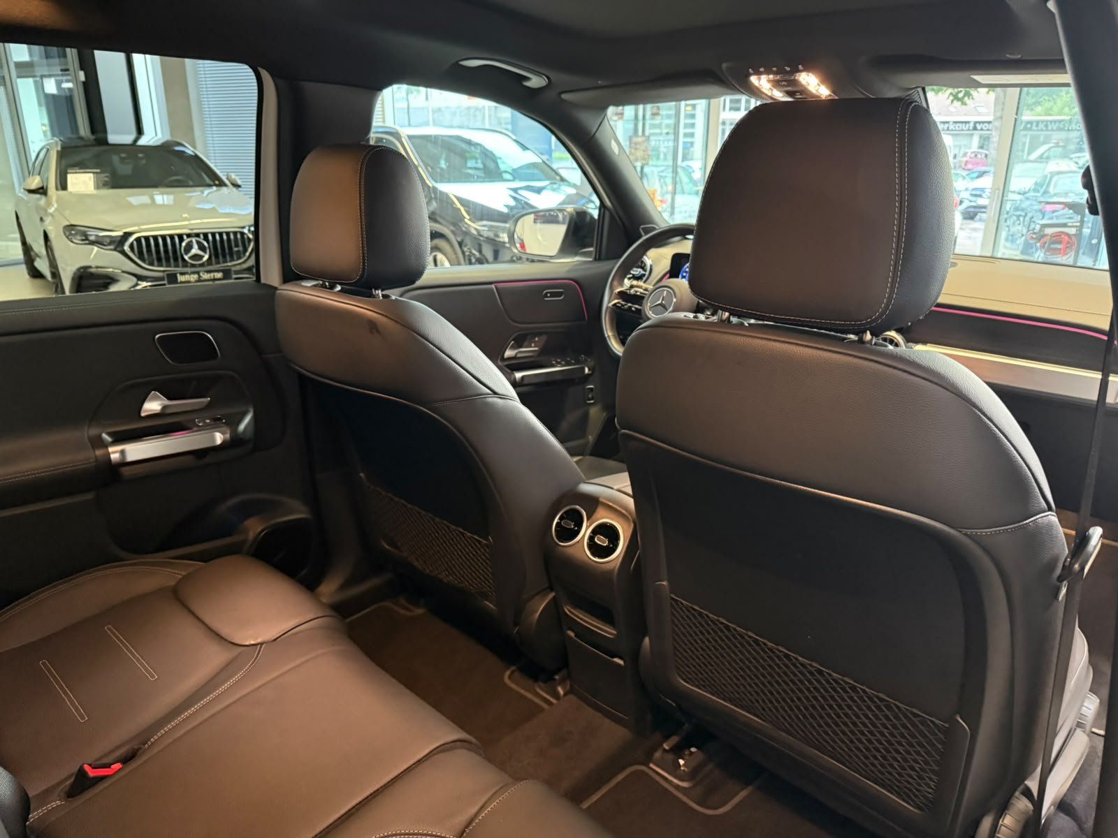 Fahrzeugabbildung Mercedes-Benz EQB 300 4M AMG+PANO+BURM+DISTR+NIGHT+KEYLESS+LED
