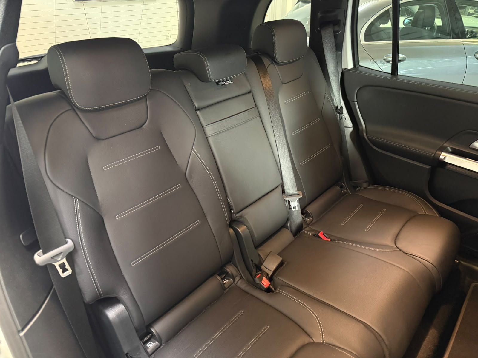 Fahrzeugabbildung Mercedes-Benz EQB 300 4M AMG+PANO+BURM+DISTR+NIGHT+KEYLESS+LED