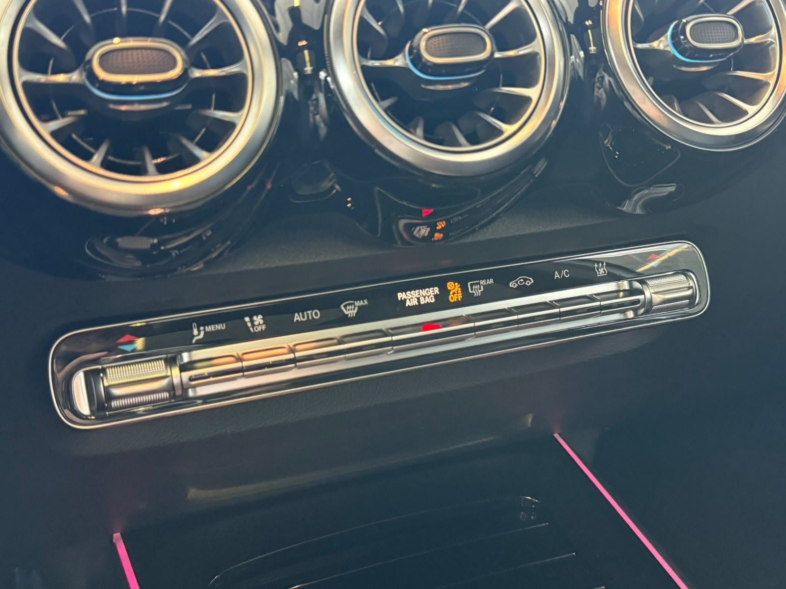 Fahrzeugabbildung Mercedes-Benz EQB 300 4M AMG+PANO+BURM+DISTR+NIGHT+KEYLESS+LED