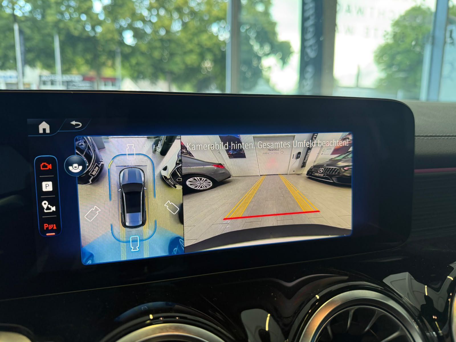 Fahrzeugabbildung Mercedes-Benz EQB 300 4M AMG+PANO+BURM+DISTR+NIGHT+KEYLESS+LED