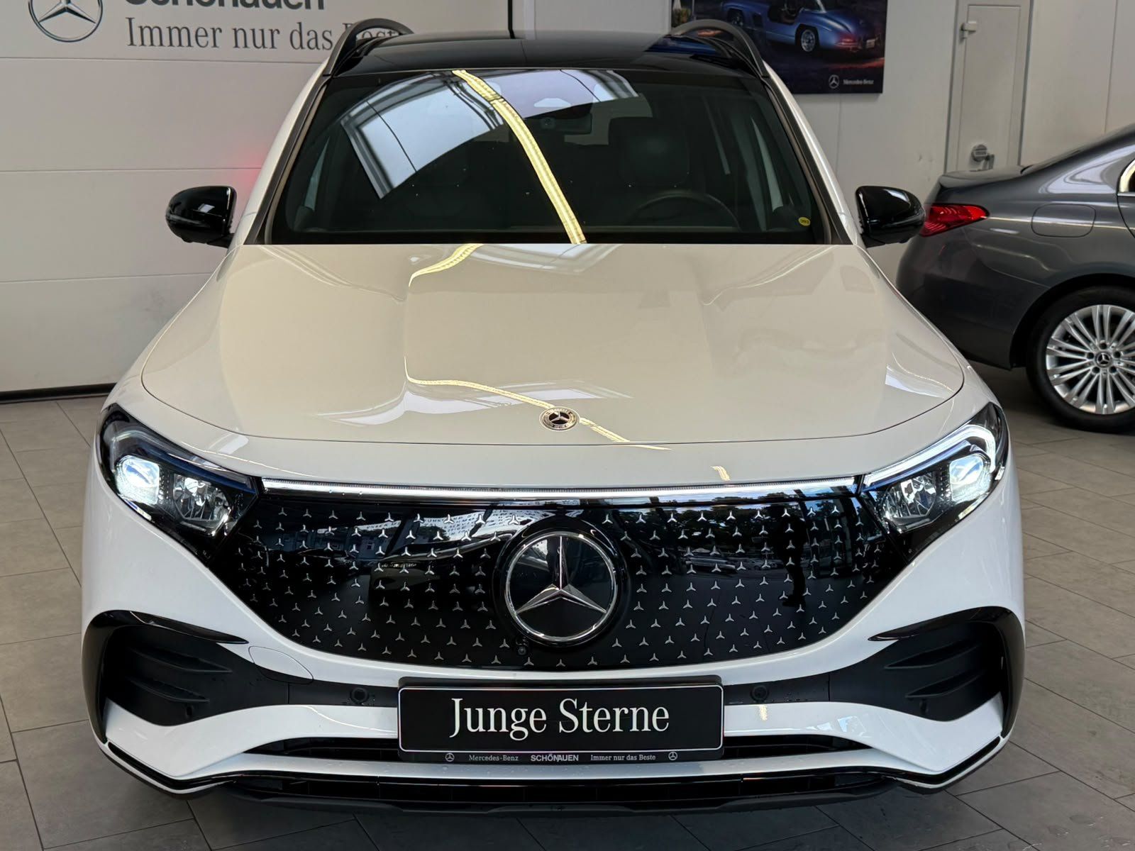 Fahrzeugabbildung Mercedes-Benz EQB 300 4M AMG+PANO+BURM+DISTR+NIGHT+KEYLESS+LED