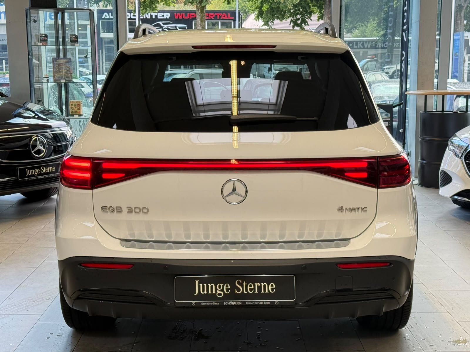 Fahrzeugabbildung Mercedes-Benz EQB 300 4M AMG+PANO+BURM+DISTR+NIGHT+KEYLESS+LED