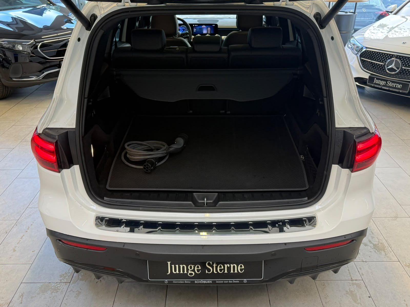 Fahrzeugabbildung Mercedes-Benz EQB 300 4M AMG+PANO+BURM+DISTR+NIGHT+KEYLESS+LED