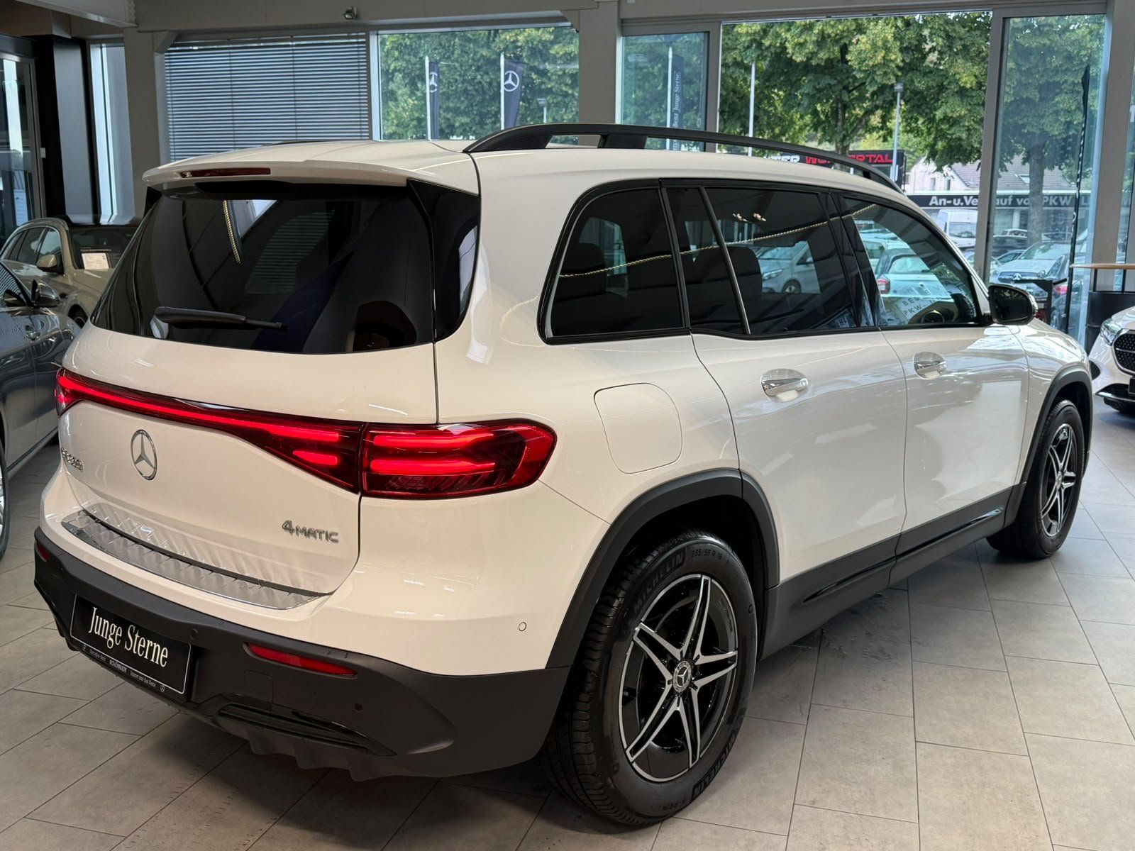 Fahrzeugabbildung Mercedes-Benz EQB 300 4M AMG+PANO+BURM+DISTR+NIGHT+KEYLESS+LED