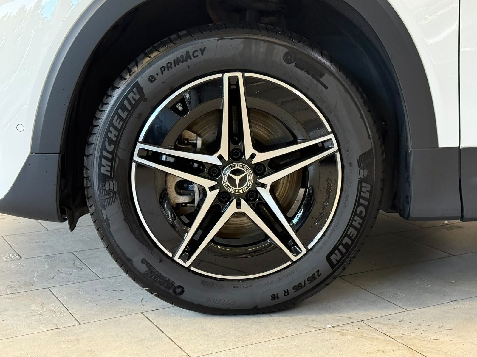 Fahrzeugabbildung Mercedes-Benz EQB 300 4M AMG+PANO+BURM+DISTR+NIGHT+KEYLESS+LED