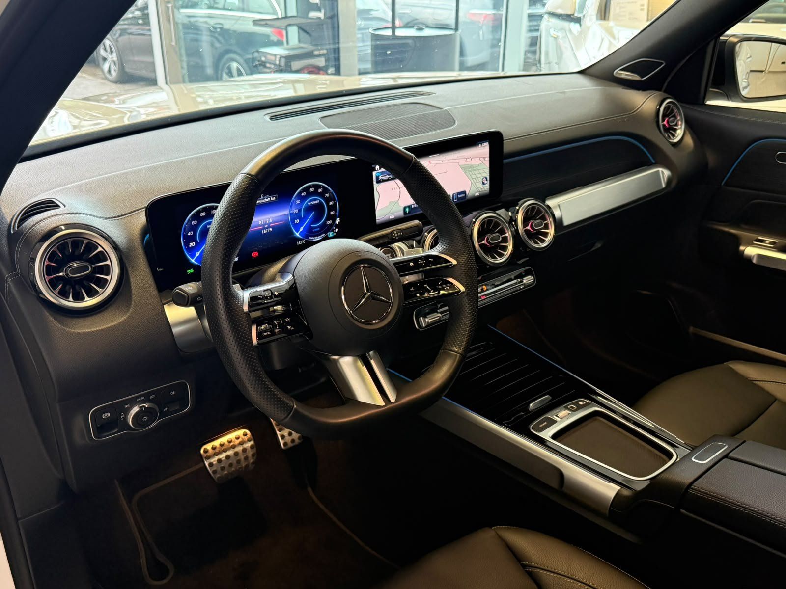 Fahrzeugabbildung Mercedes-Benz EQB 300 4M AMG+PANO+BURM+DISTR+NIGHT+KEYLESS+LED