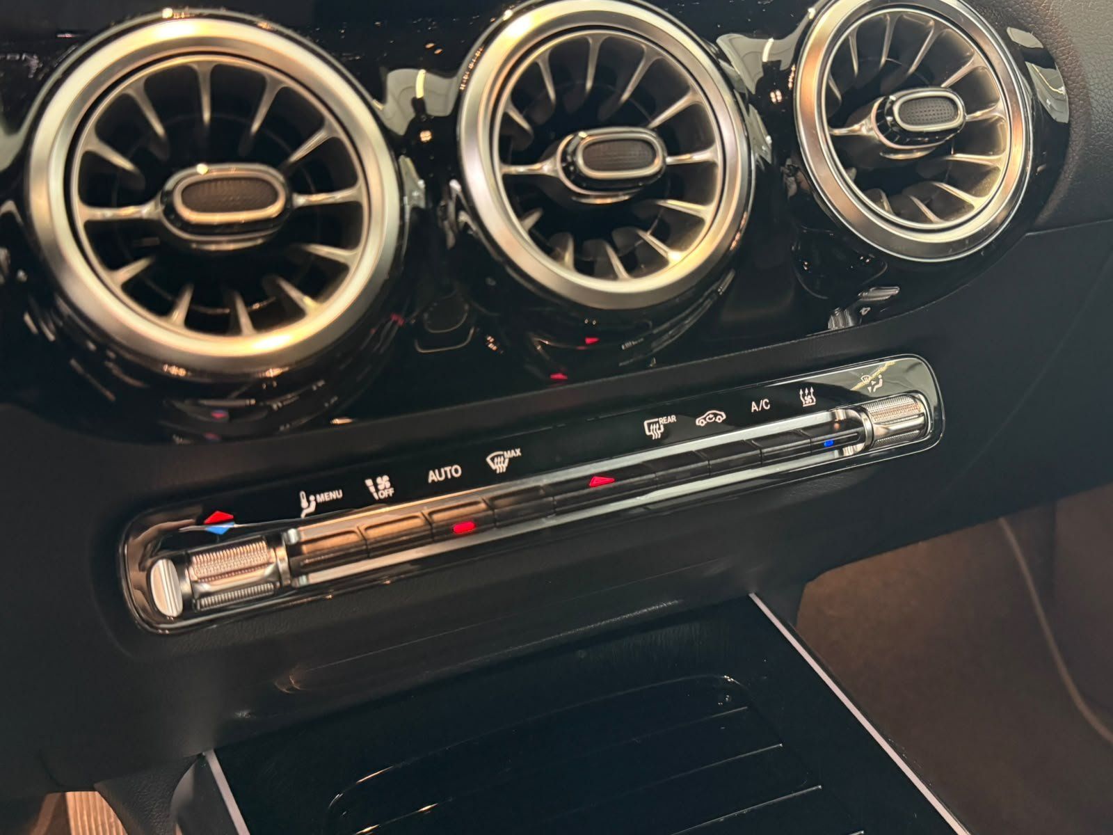 Fahrzeugabbildung Mercedes-Benz EQA 250 Progressive KAMERA+TOTW+LED+CARPLAY+DAB