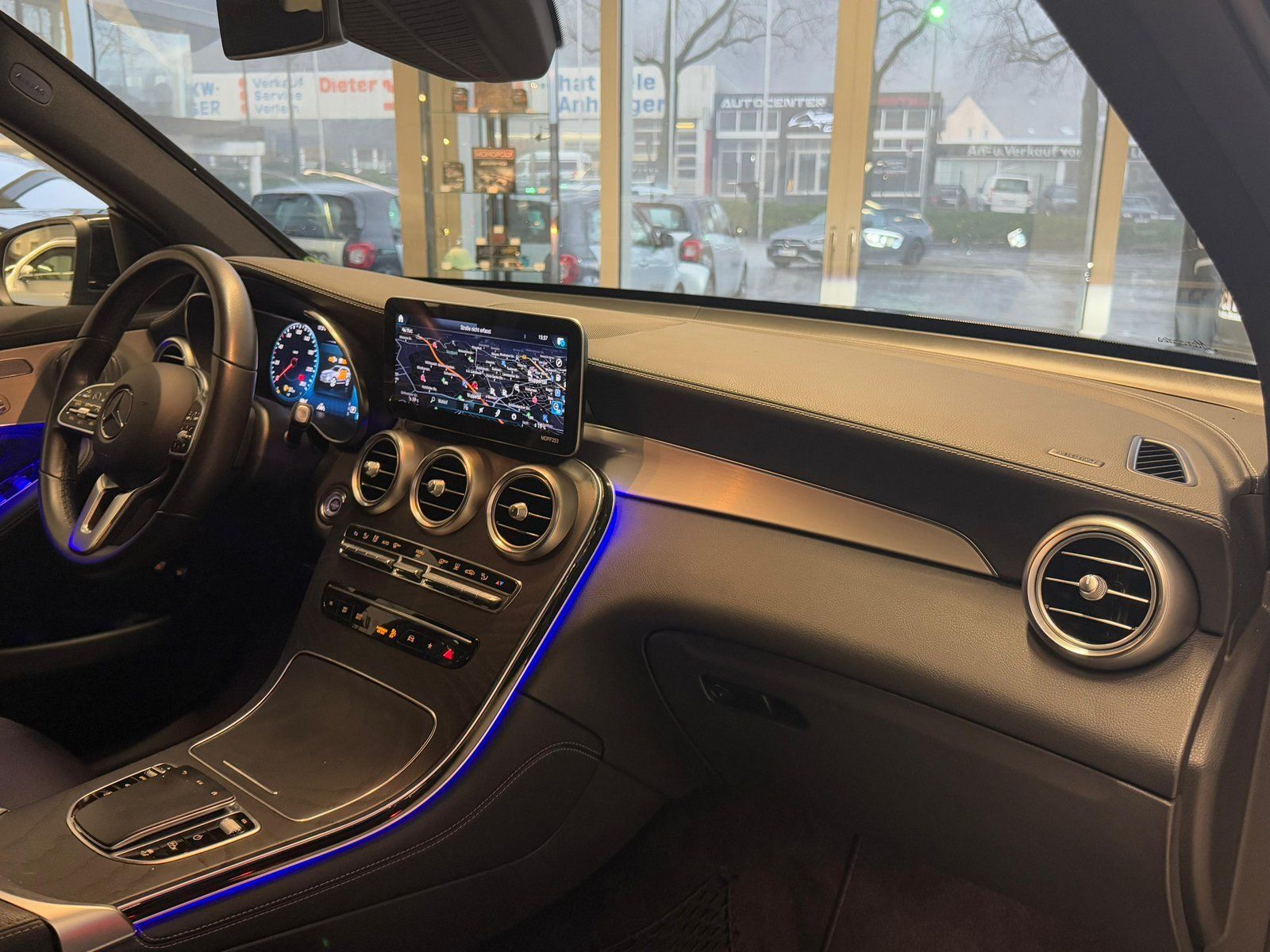 Fahrzeugabbildung Mercedes-Benz GLC 300e 4M AIRBODY+HUD+DISTR+BURM+MBEAM+MEMORY