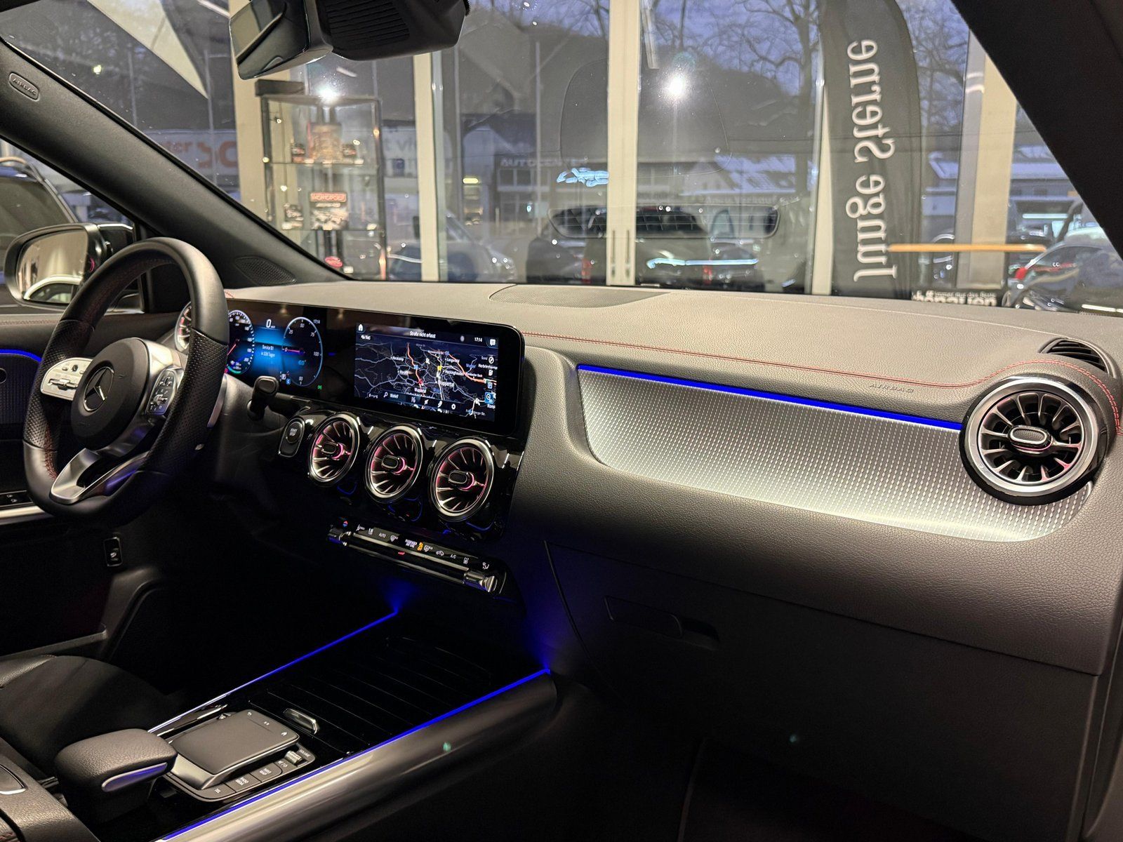 Fahrzeugabbildung Mercedes-Benz EQA 300 4M AMG DISTR+PANO+NIGHT+AHK+KAMERA+LED