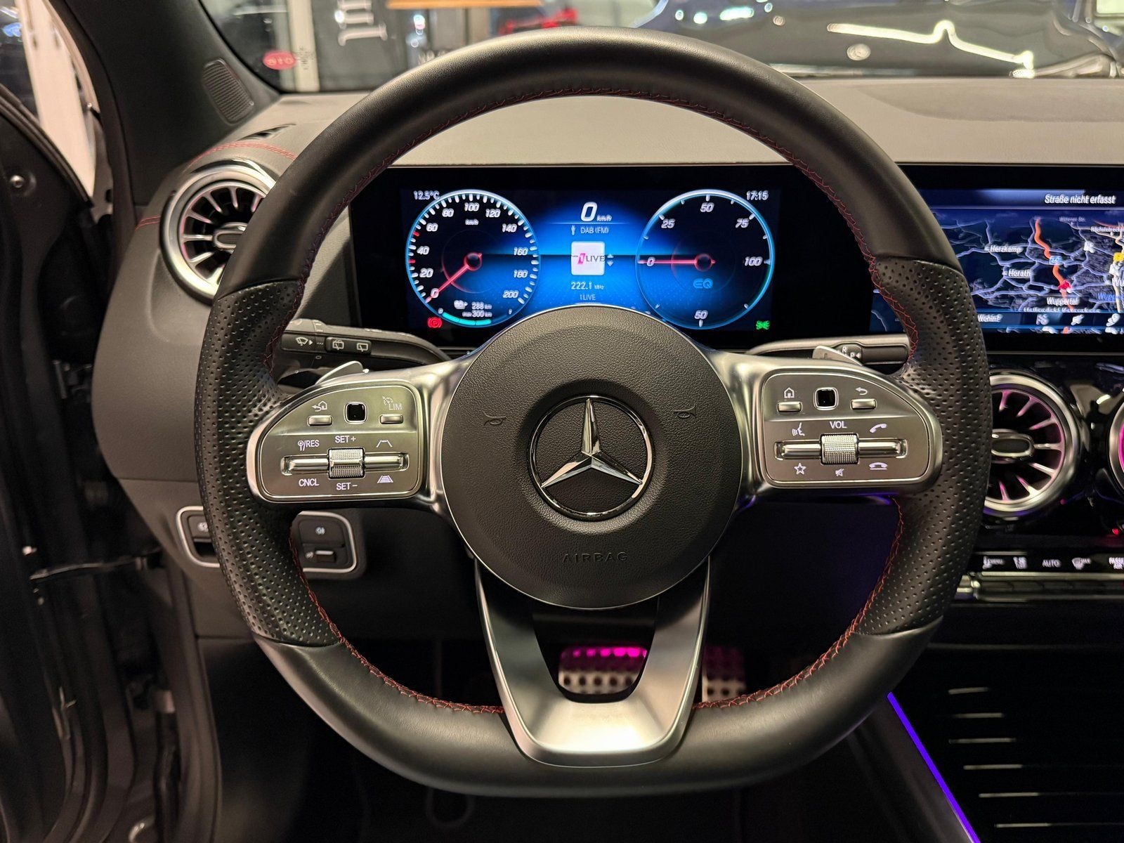 Fahrzeugabbildung Mercedes-Benz EQA 300 4M AMG DISTR+PANO+NIGHT+AHK+KAMERA+LED