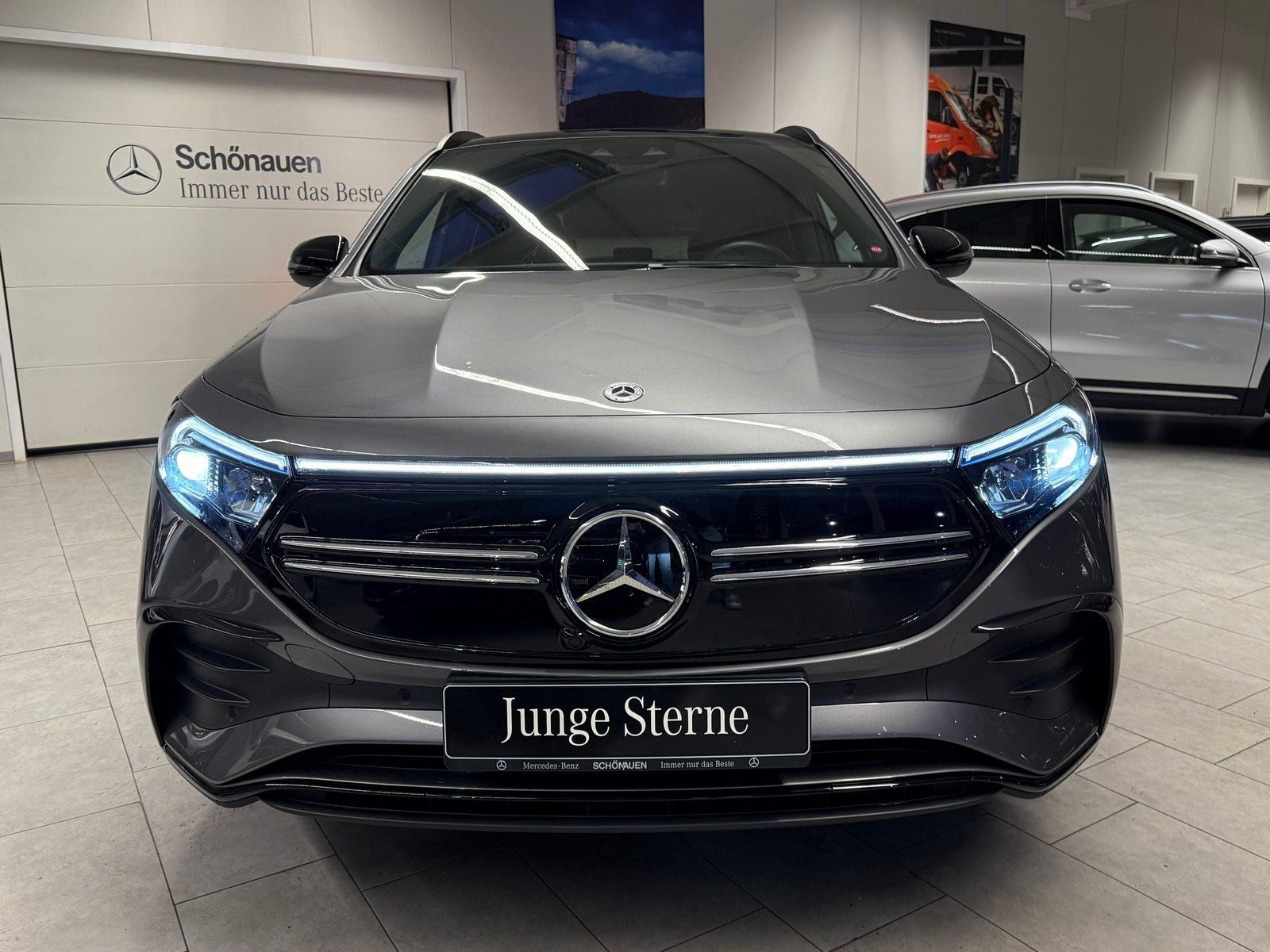 Fahrzeugabbildung Mercedes-Benz EQA 300 4M AMG DISTR+PANO+NIGHT+AHK+KAMERA+LED