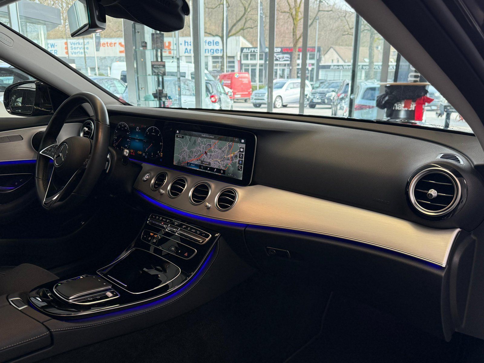 Fahrzeugabbildung Mercedes-Benz E 200 d T MBEAM+AHK+STDHZ+HUD+DISTR+THERMOTR