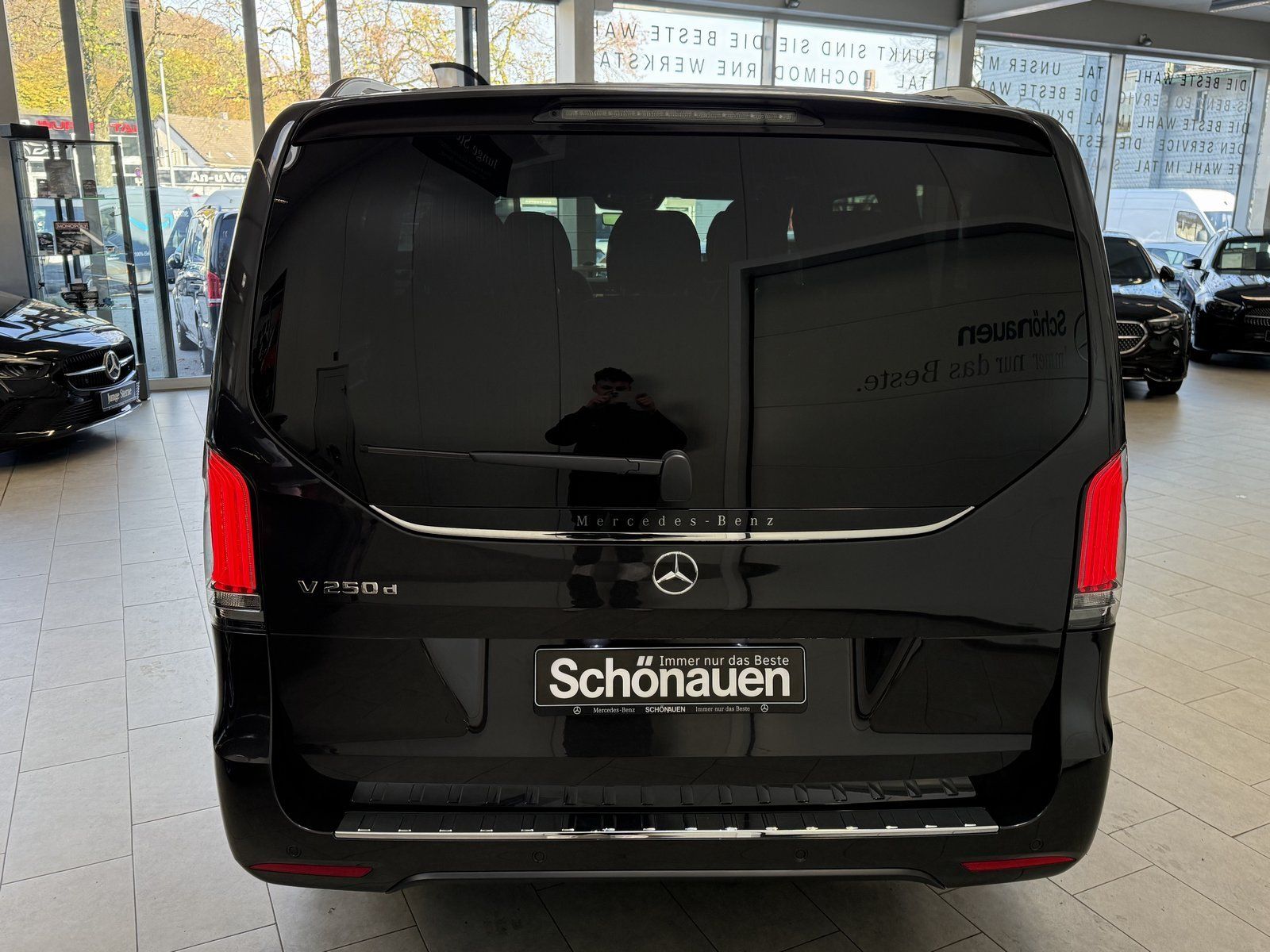 Fahrzeugabbildung Mercedes-Benz V 250 d STYLE AMG AHK+7SITZ+AIRMATIC+DIGISPIEGEL