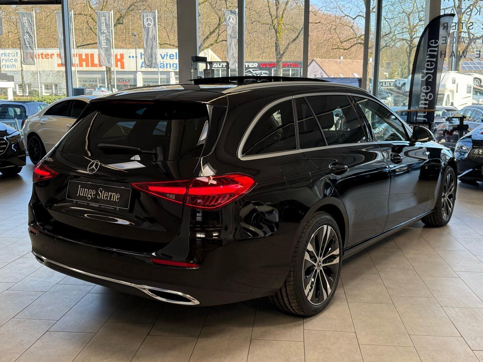 Fahrzeugabbildung Mercedes-Benz C 300 e T BURMESTER+DIGITAL+AHK+HUD+PANO+FAHRASS