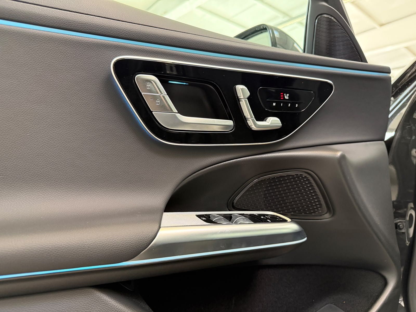Fahrzeugabbildung Mercedes-Benz E 220d Avantgarde DISTR+AHK+MEMORY+360°+KEYLESS