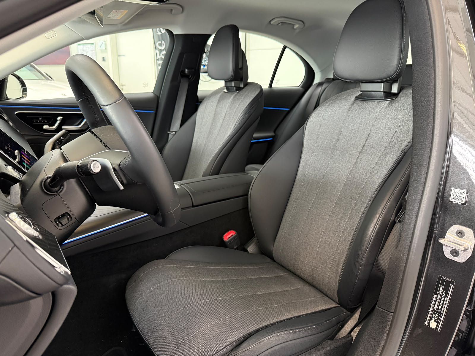 Fahrzeugabbildung Mercedes-Benz E 220d Avantgarde DISTR+AHK+MEMORY+360°+KEYLESS
