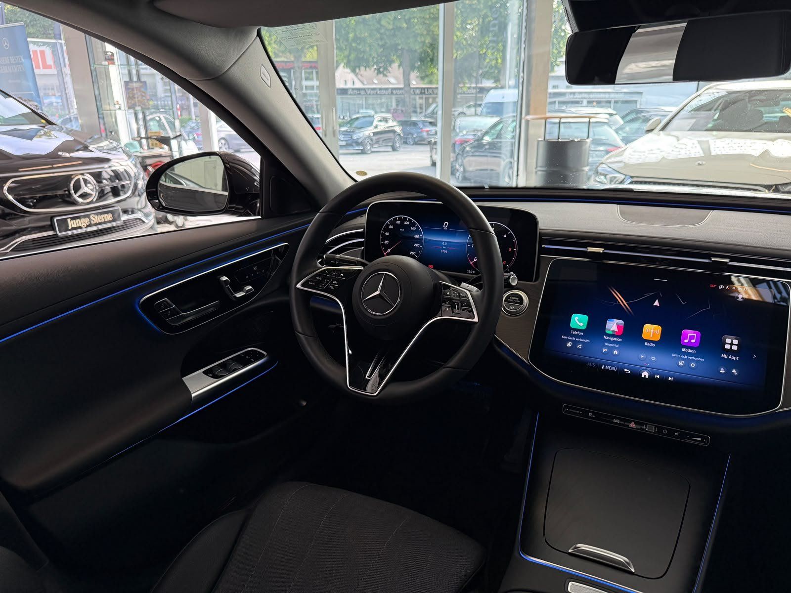 Fahrzeugabbildung Mercedes-Benz E 220d Avantgarde DISTR+AHK+MEMORY+360°+KEYLESS