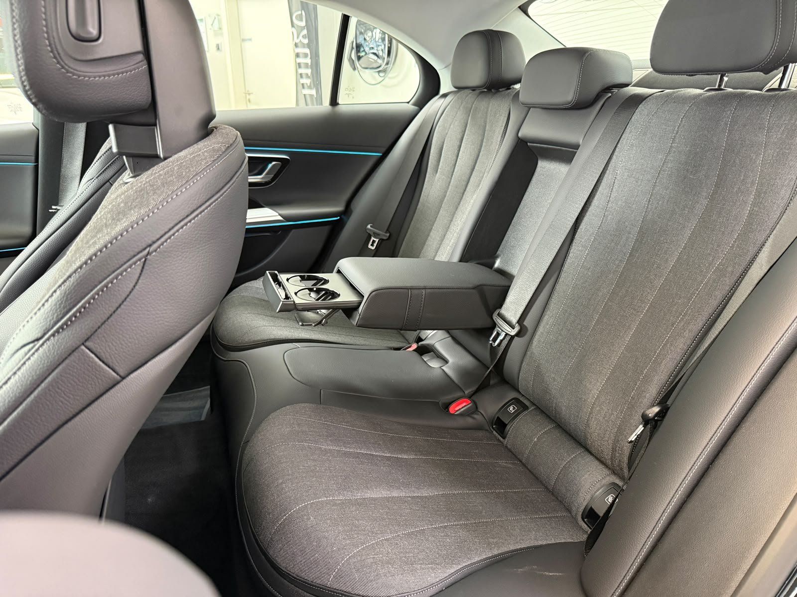 Fahrzeugabbildung Mercedes-Benz E 220d Avantgarde DISTR+AHK+MEMORY+360°+KEYLESS