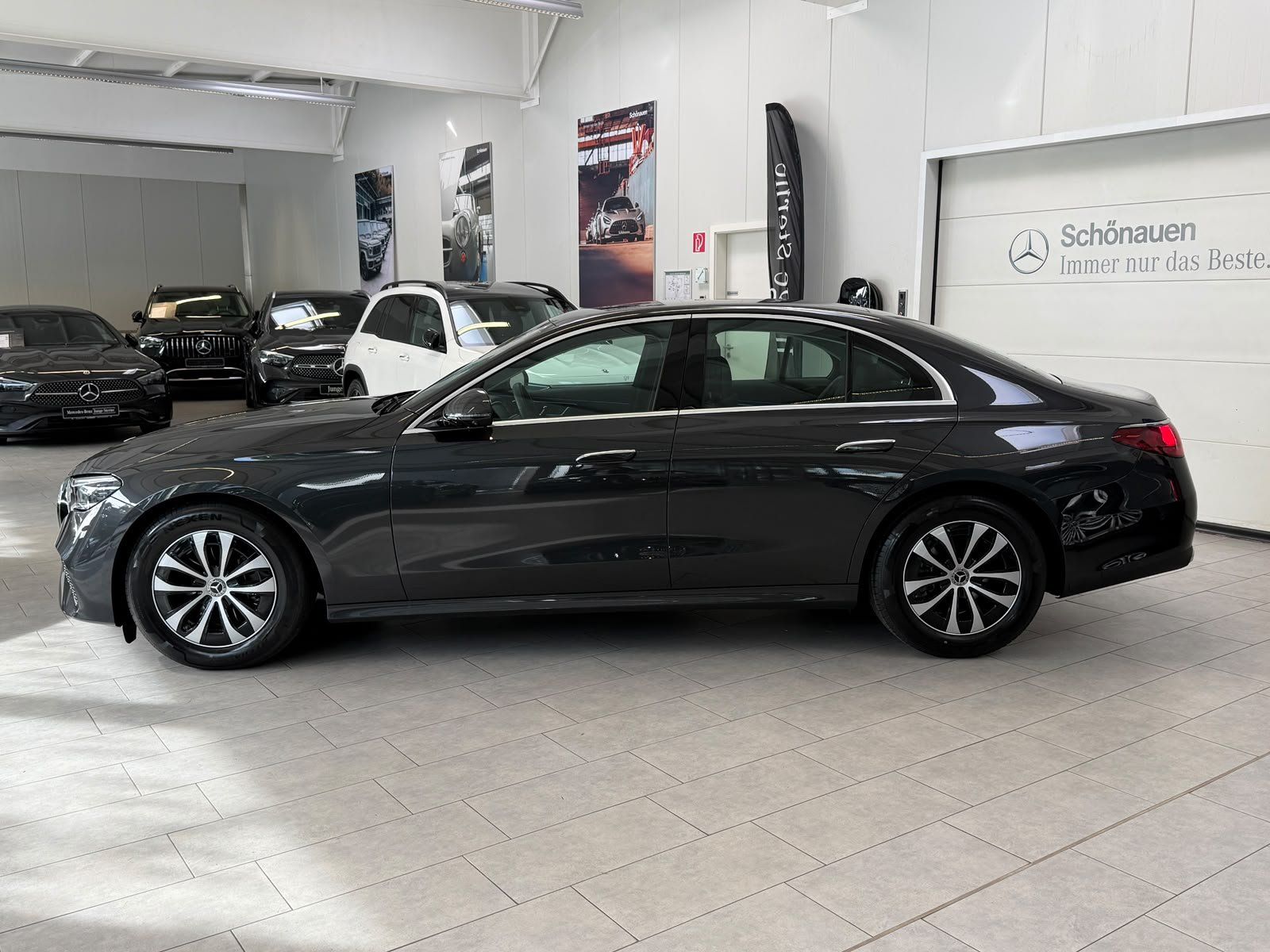 Fahrzeugabbildung Mercedes-Benz E 220d Avantgarde DISTR+AHK+MEMORY+360°+KEYLESS