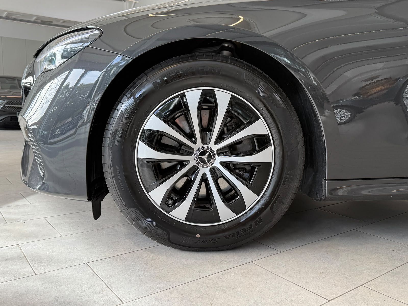 Fahrzeugabbildung Mercedes-Benz E 220d Avantgarde DISTR+AHK+MEMORY+360°+KEYLESS