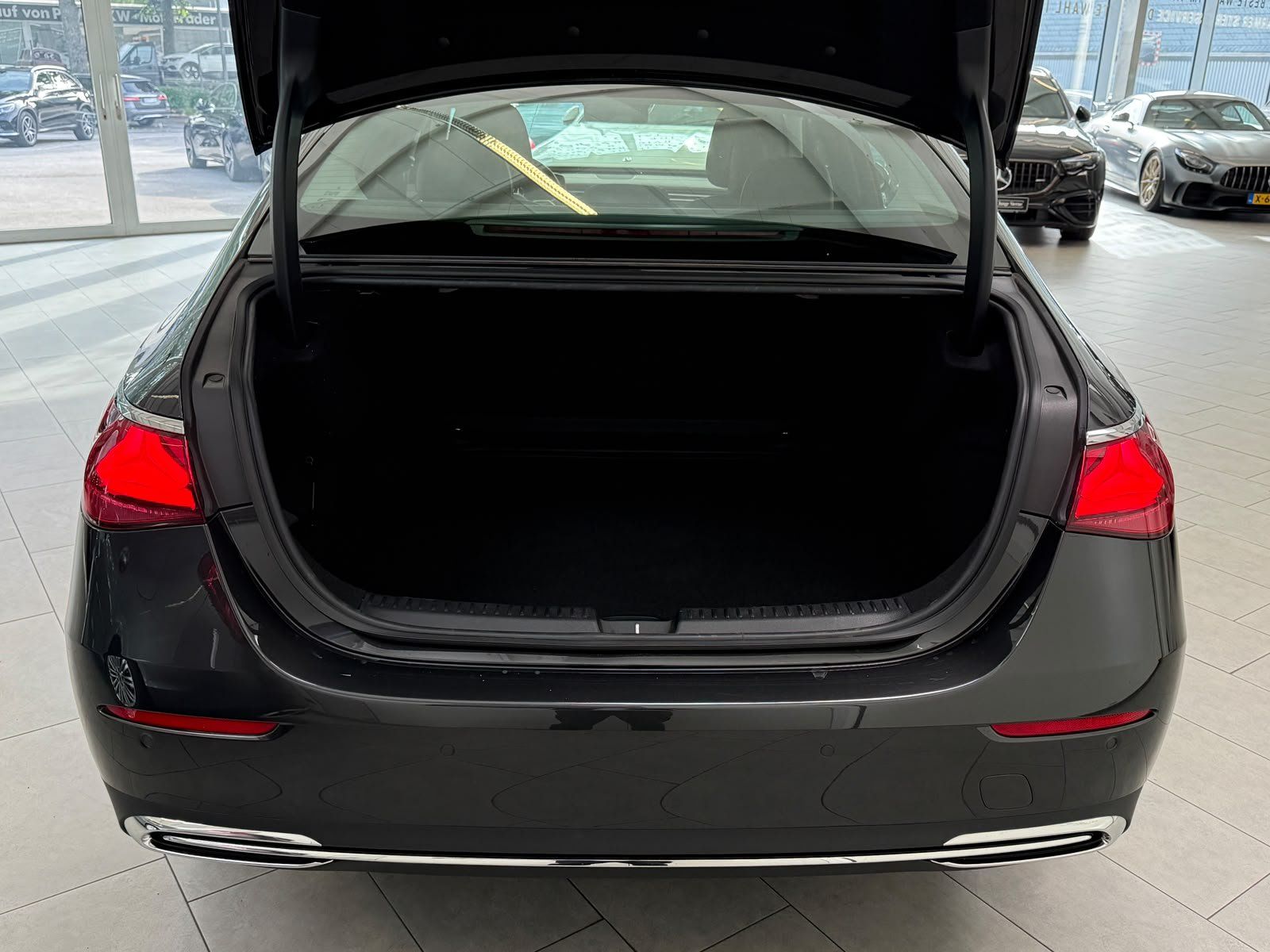 Fahrzeugabbildung Mercedes-Benz E 220d Avantgarde DISTR+AHK+MEMORY+360°+KEYLESS