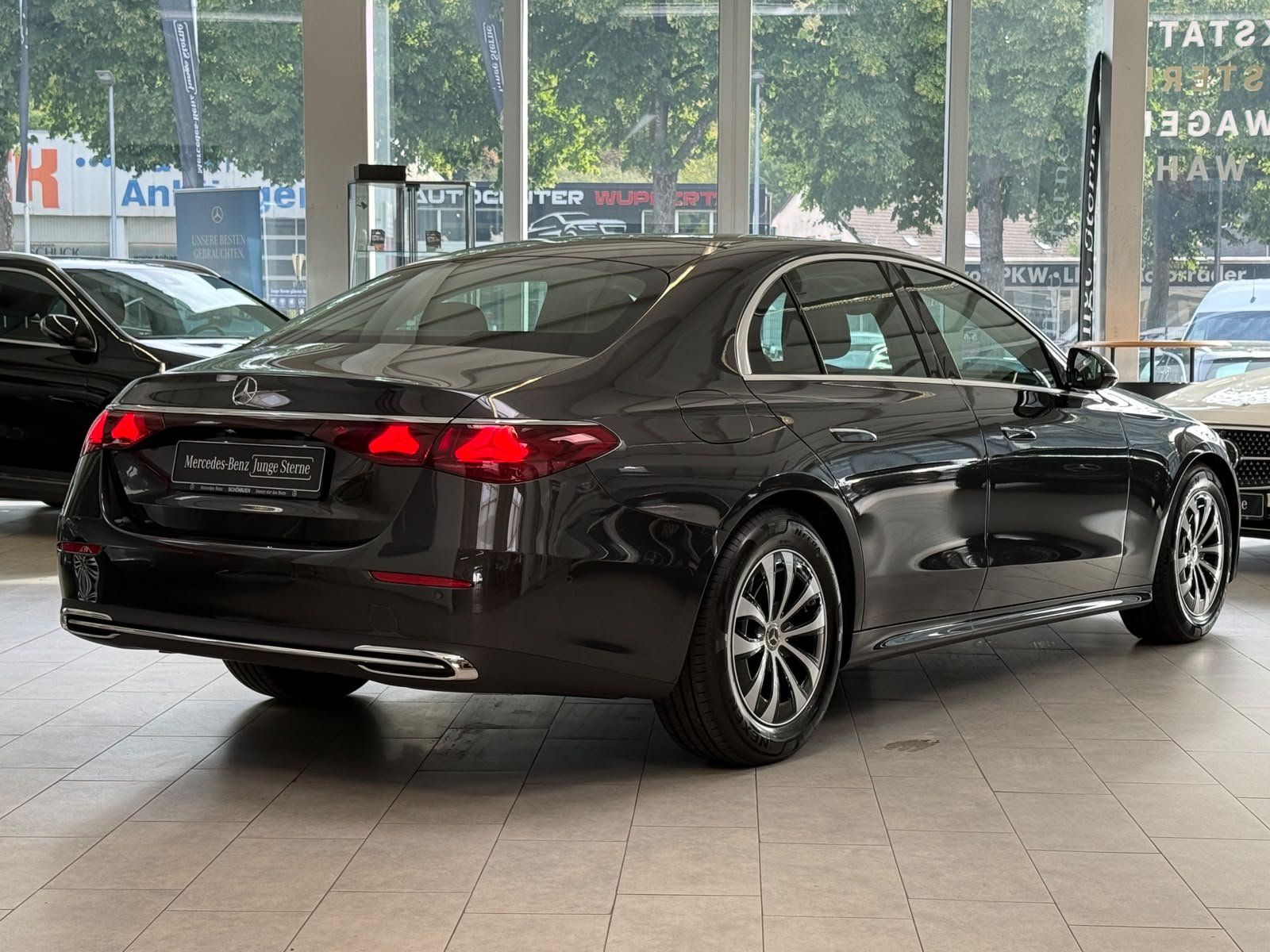 Fahrzeugabbildung Mercedes-Benz E 220d Avantgarde DISTR+AHK+MEMORY+360°+KEYLESS