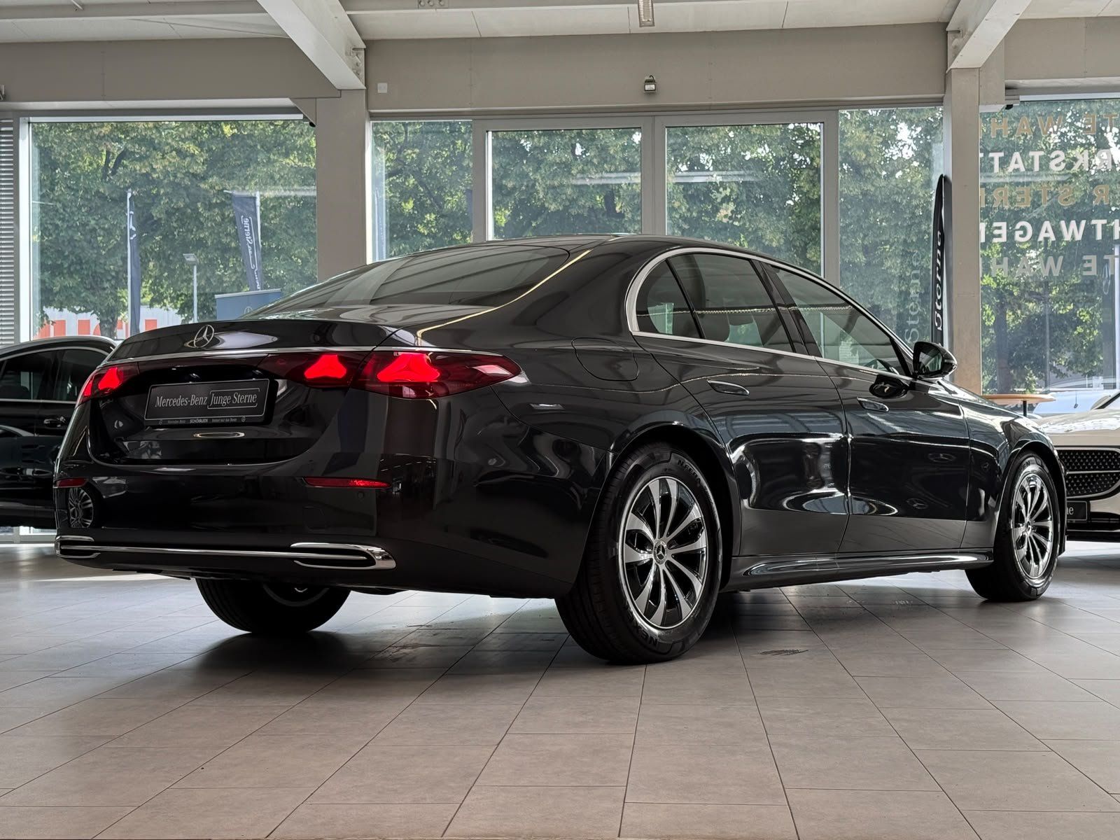 Fahrzeugabbildung Mercedes-Benz E 220d Avantgarde DISTR+AHK+MEMORY+360°+KEYLESS