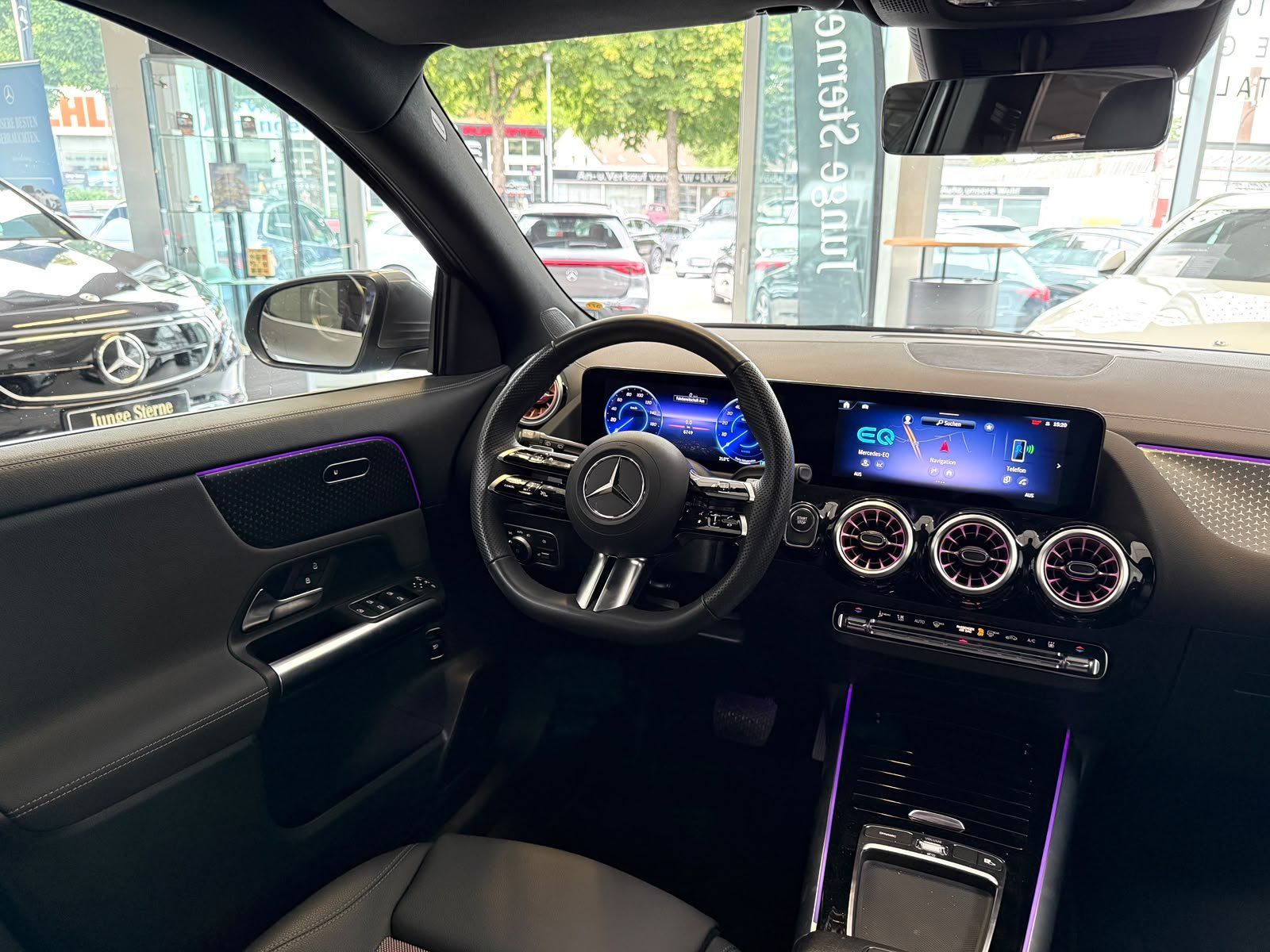 Fahrzeugabbildung Mercedes-Benz EQA 350 4M Electric Art KEYLESS+AHK+360°+CARPLAY