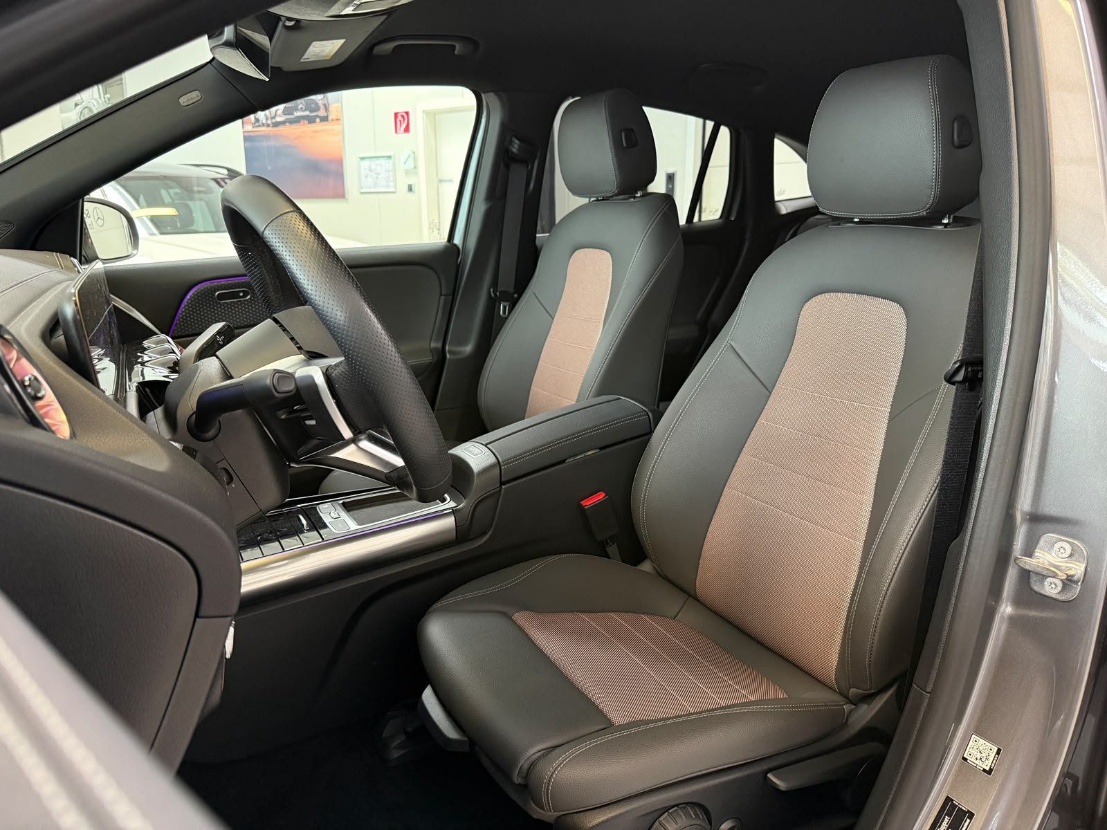 Fahrzeugabbildung Mercedes-Benz EQA 350 4M Electric Art KEYLESS+AHK+360°+CARPLAY