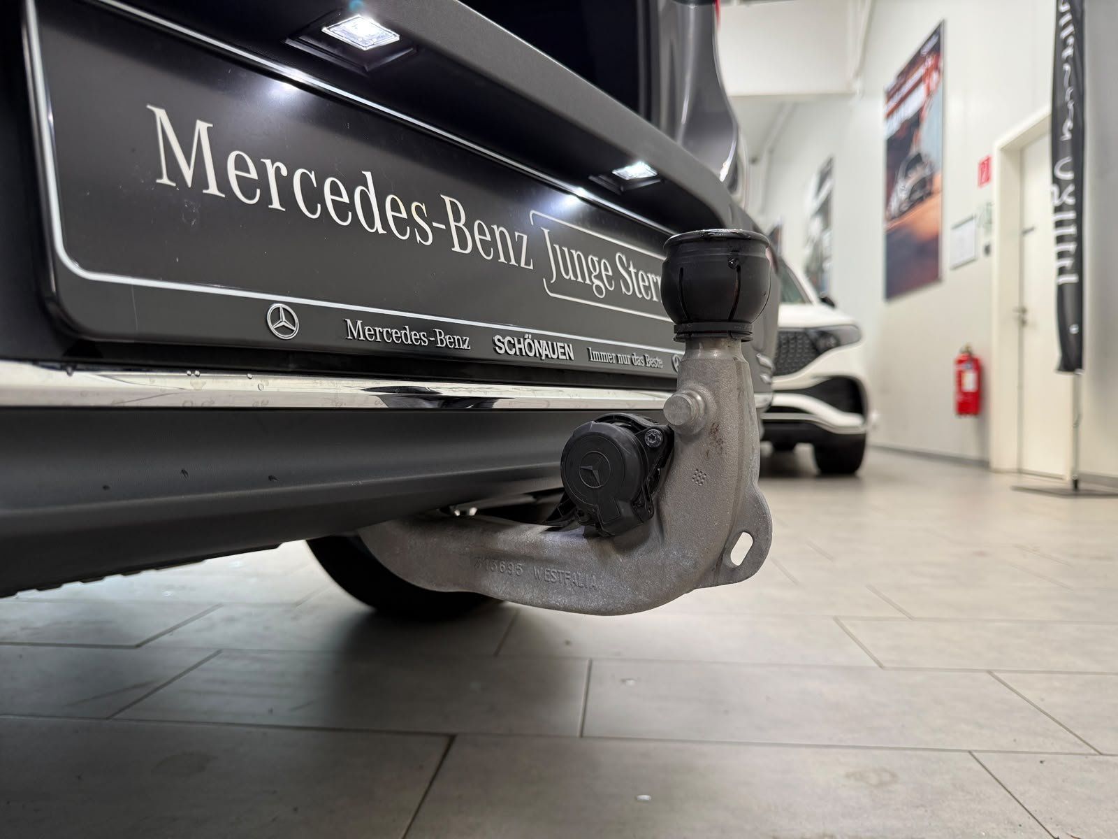 Fahrzeugabbildung Mercedes-Benz EQA 350 4M Electric Art KEYLESS+AHK+360°+CARPLAY