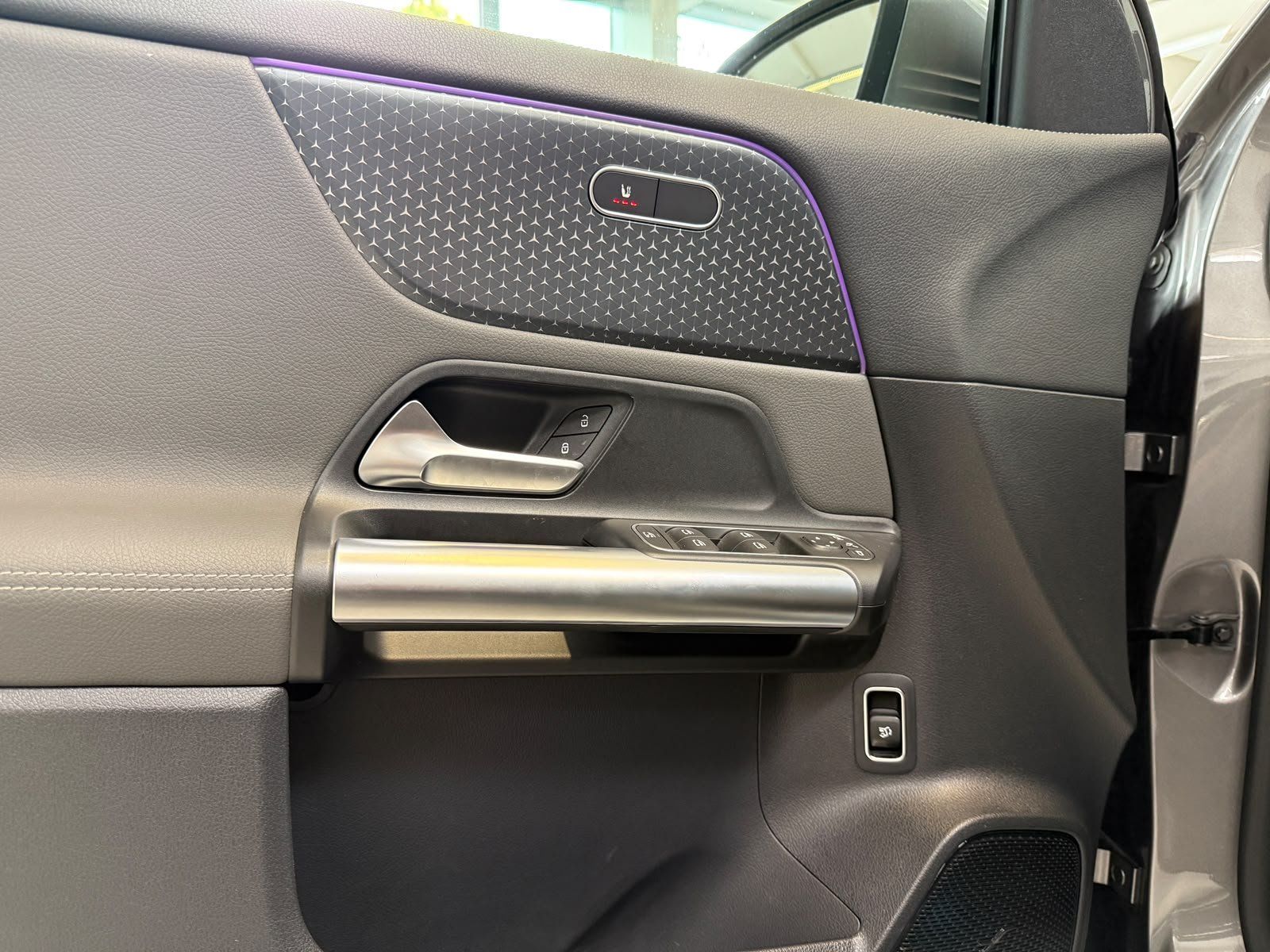 Fahrzeugabbildung Mercedes-Benz EQA 350 4M Electric Art KEYLESS+AHK+360°+CARPLAY