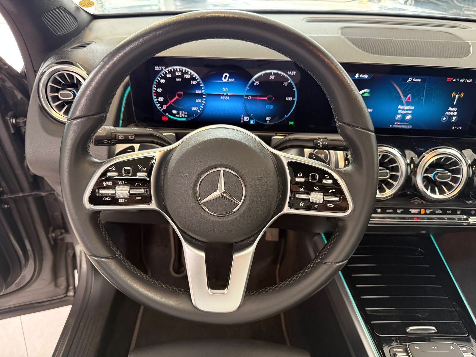 Fahrzeugabbildung Mercedes-Benz EQB 300 4M Progressive PANO+DISTR+360°+KEYLESS