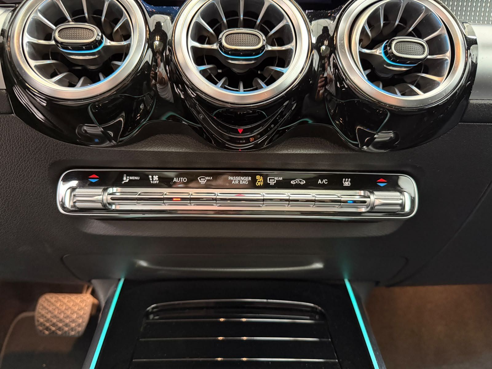 Fahrzeugabbildung Mercedes-Benz EQB 300 4M Progressive PANO+DISTR+360°+KEYLESS