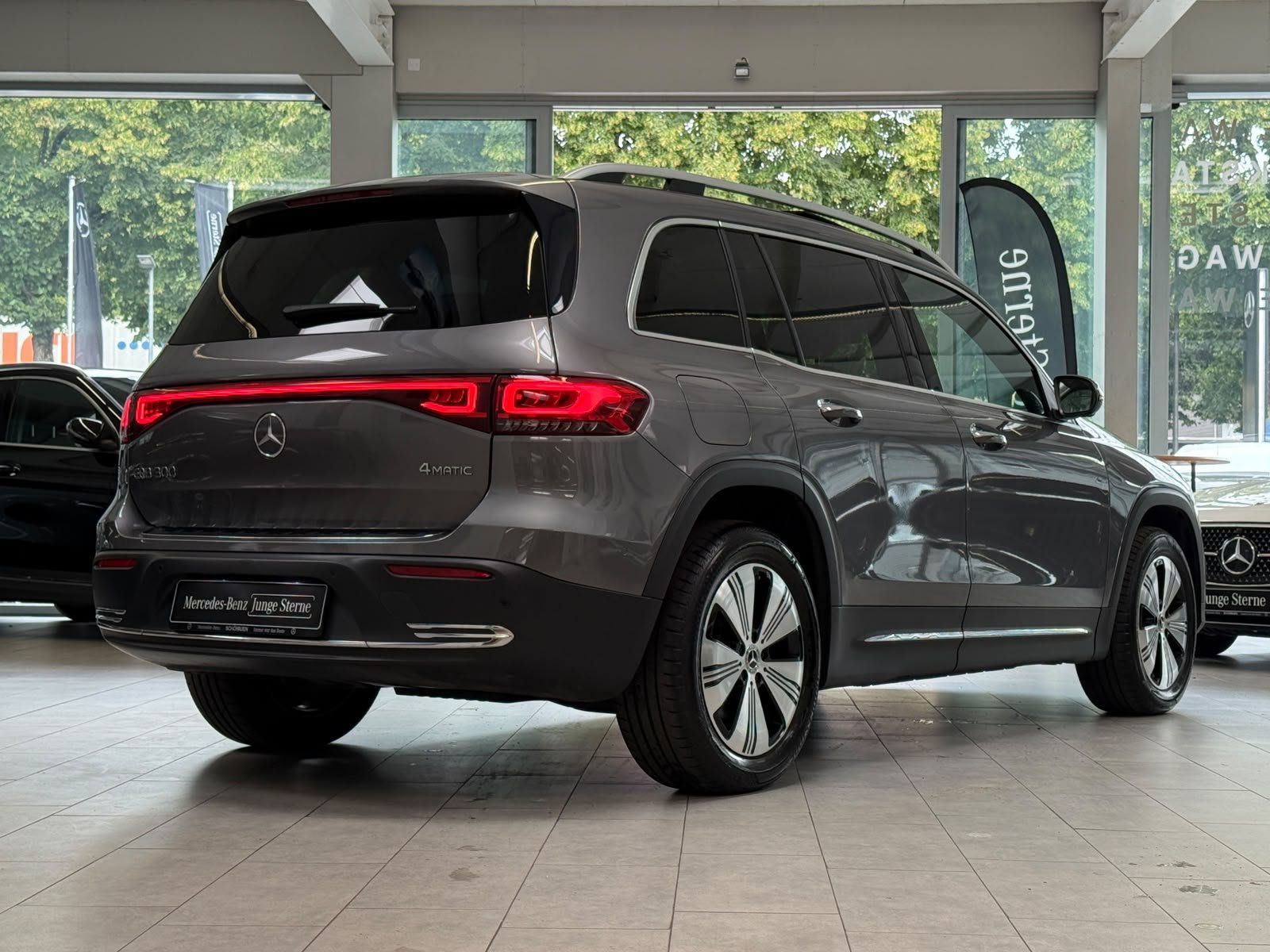 Fahrzeugabbildung Mercedes-Benz EQB 300 4M Progressive PANO+DISTR+360°+KEYLESS