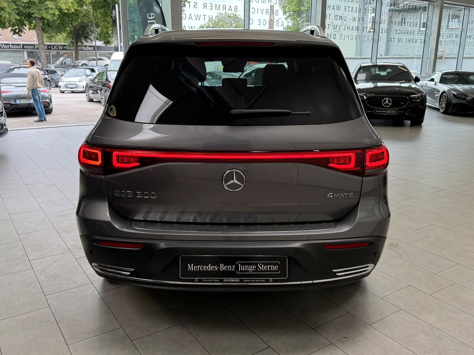 Fahrzeugabbildung Mercedes-Benz EQB 300 4M Progressive PANO+DISTR+360°+KEYLESS