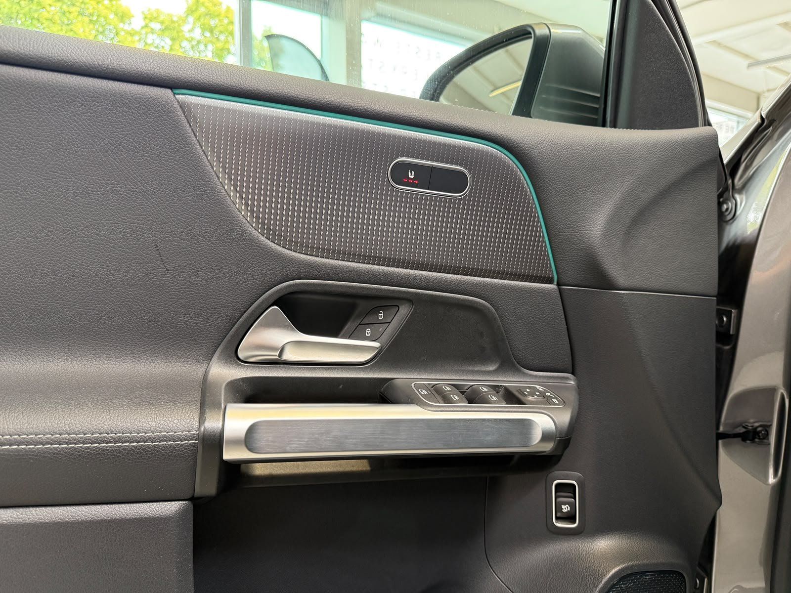 Fahrzeugabbildung Mercedes-Benz EQB 300 4M Progressive PANO+DISTR+360°+KEYLESS