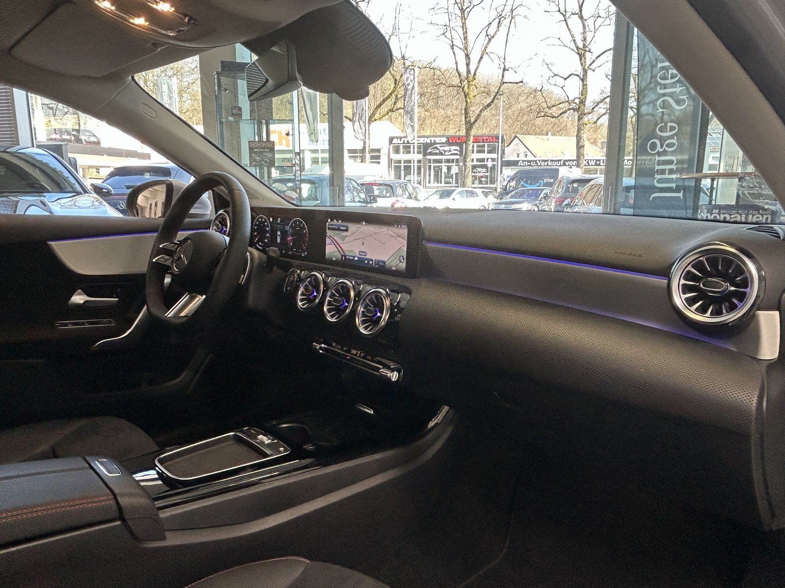 Fahrzeugabbildung Mercedes-Benz A 200 AMG Advanced Plus+Winter+Keyless+Ambiente