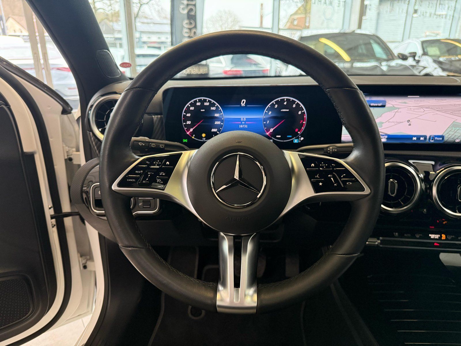 Fahrzeugabbildung Mercedes-Benz A 200 DISTRONIC+PANO+18"+NIGHT+CARPLAY+VOLLDIGI