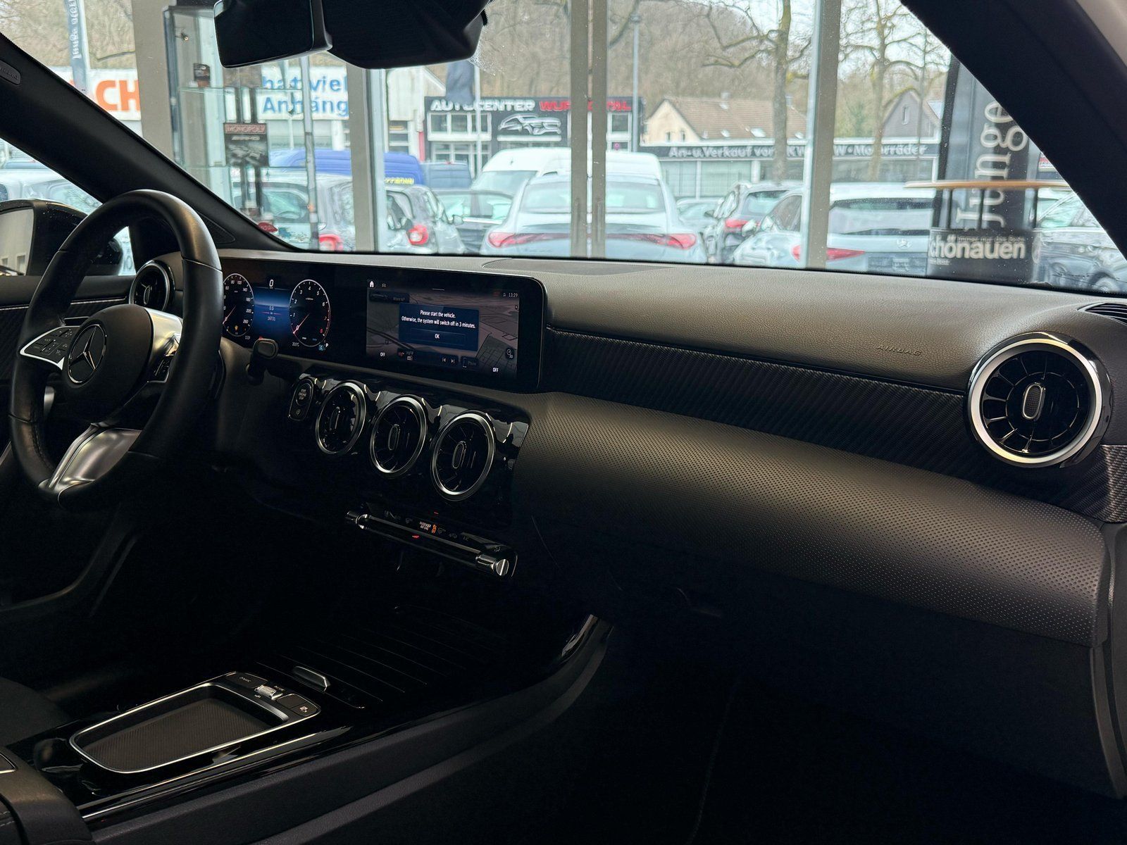 Fahrzeugabbildung Mercedes-Benz A 200 DISTRONIC+PANO+18"+NIGHT+CARPLAY+VOLLDIGI