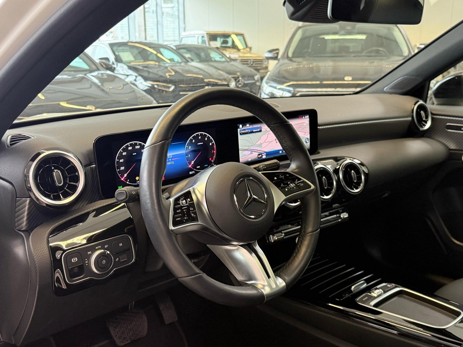 Fahrzeugabbildung Mercedes-Benz A 200 DISTRONIC+PANO+18"+NIGHT+CARPLAY+VOLLDIGI