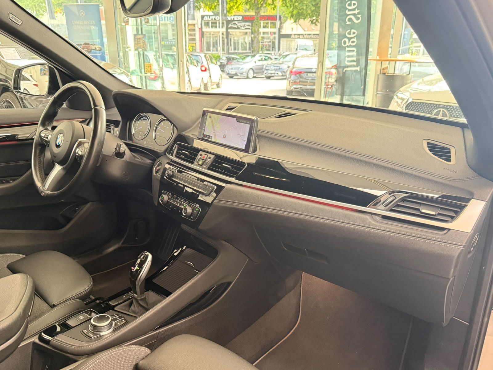 Fahrzeugabbildung BMW X1 sDrive20i Sport Line AHK+KAMERA+ACC+PDC+NAVI