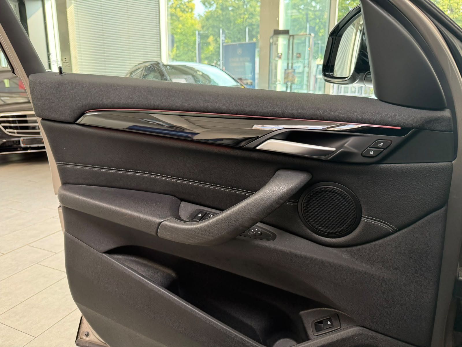 Fahrzeugabbildung BMW X1 sDrive20i Sport Line AHK+KAMERA+ACC+PDC+NAVI
