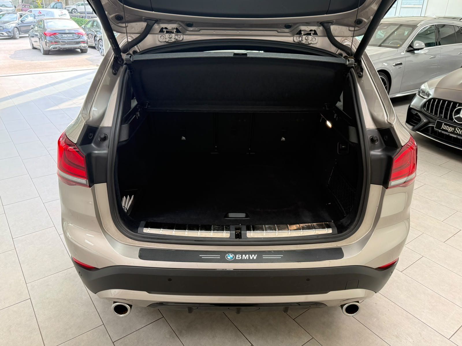 Fahrzeugabbildung BMW X1 sDrive20i Sport Line AHK+KAMERA+ACC+PDC+NAVI