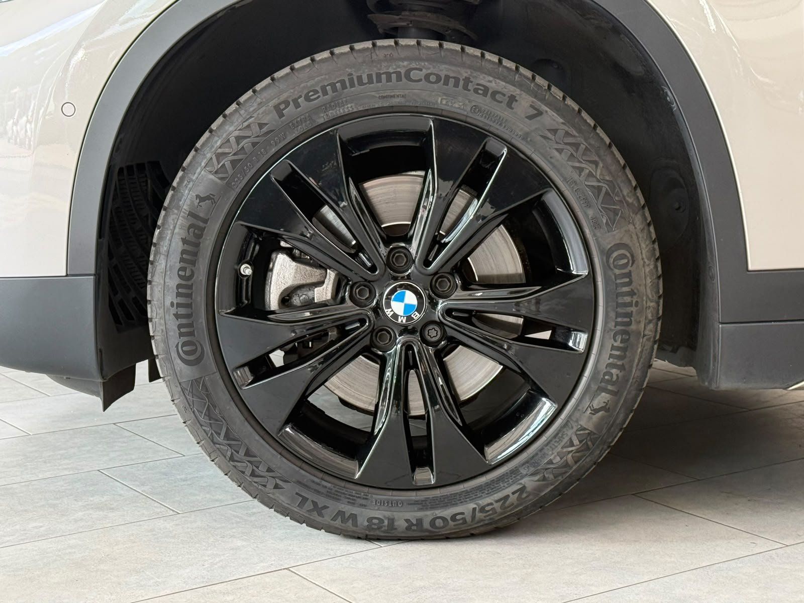 Fahrzeugabbildung BMW X1 sDrive20i Sport Line AHK+KAMERA+ACC+PDC+NAVI