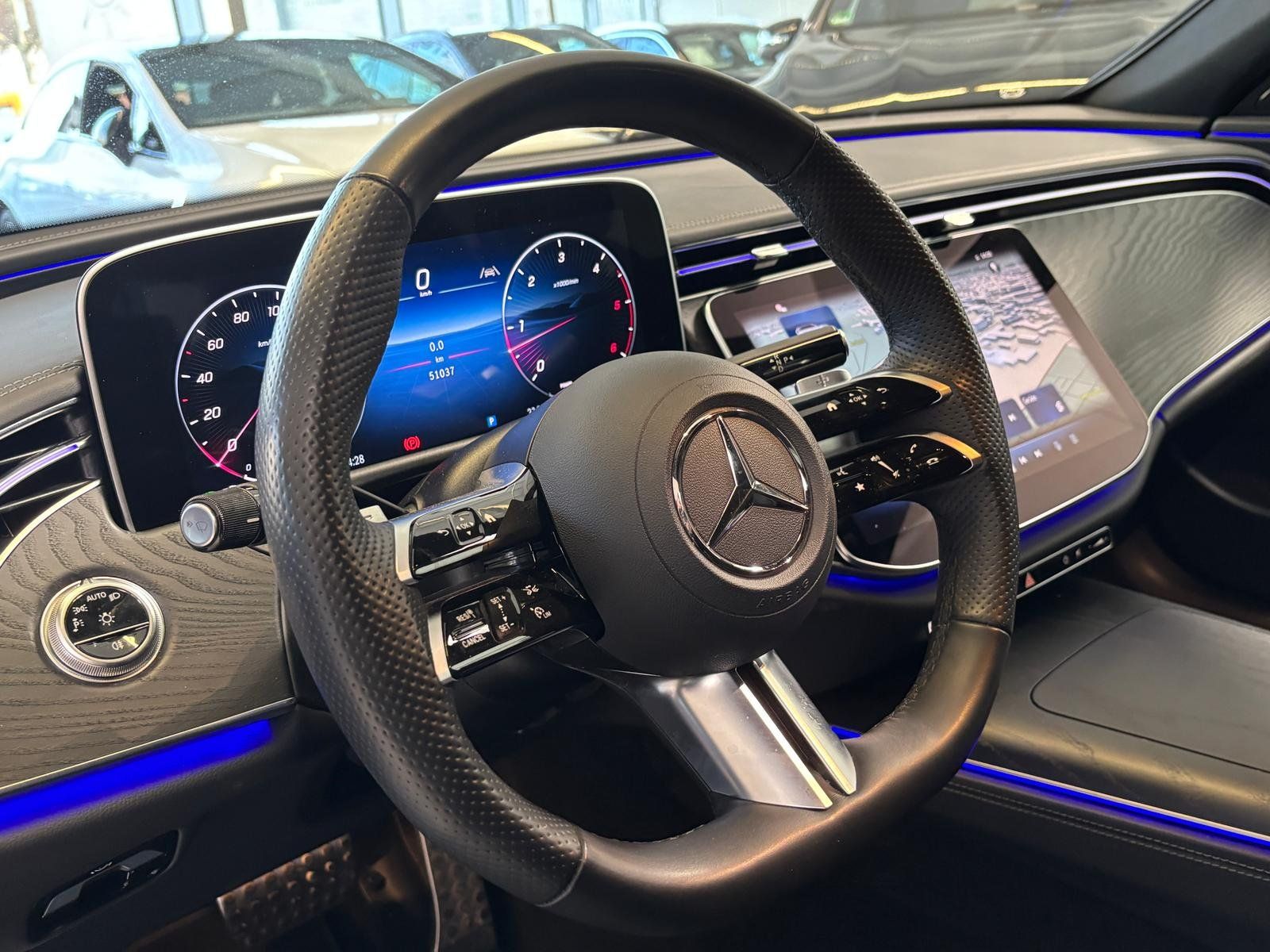 Fahrzeugabbildung Mercedes-Benz E 220 d T AMG AHK+WINTERPKT+NIGHT+DISTRO+CARPLAY