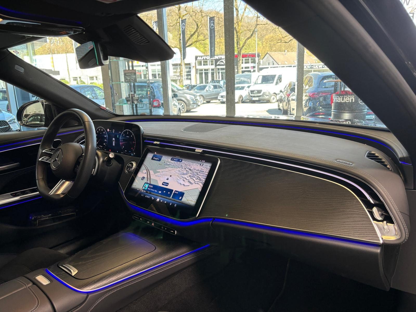 Fahrzeugabbildung Mercedes-Benz E 220 d T AMG AHK+WINTERPKT+NIGHT+DISTRO+CARPLAY